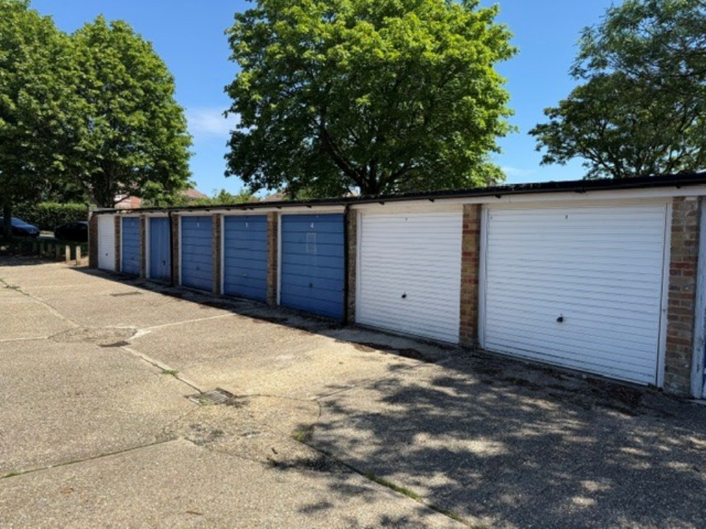 Lot: 23 - 18 LOCK-UP GARAGES FOR INVESTMENT - Garages 2 - 9